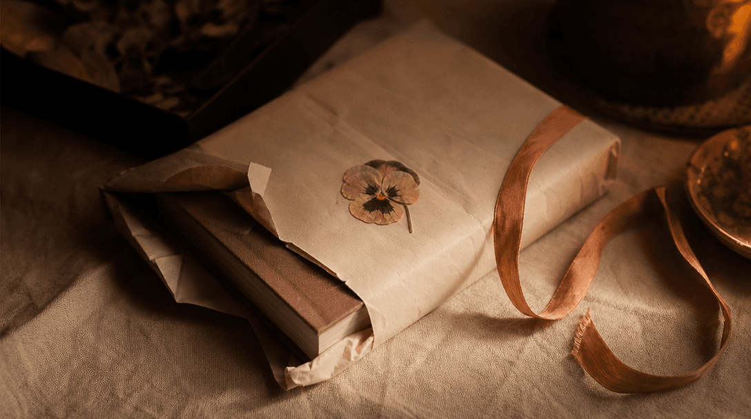 Livre de messages imprimé posé sur une table, emballé dans du papier kraft avec un ruban